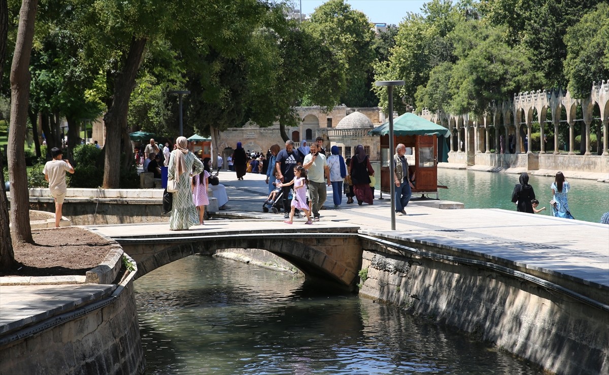 Şanlıurfa'da sıcak hava etkisini sürdürdü. Kentte vatandaşlar, parklarda ve tarihi Balıklıgöl...