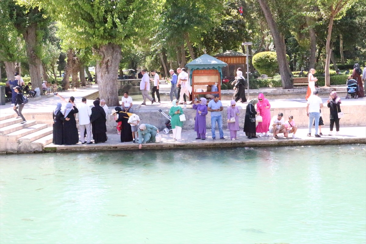 Şanlıurfa'da sıcak hava etkisini sürdürdü. Kentte vatandaşlar, parklarda ve tarihi Balıklıgöl...