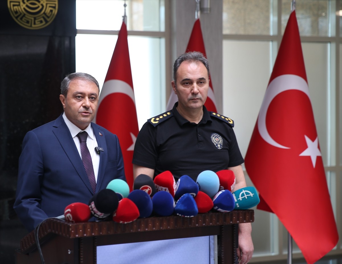 Şanlıurfa Valisi Hasan Şıldak, makamında düzenlediği basın toplantısında, bazı basın yayın...