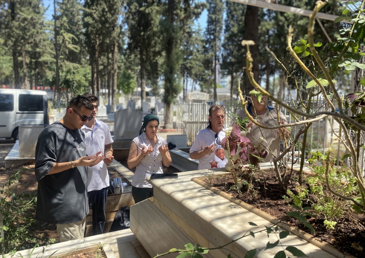 Şarkıcı Bergen'in ölümünün 35. yıl dönümü dolayısıyla Mersin'deki mezarı başında anma programı...