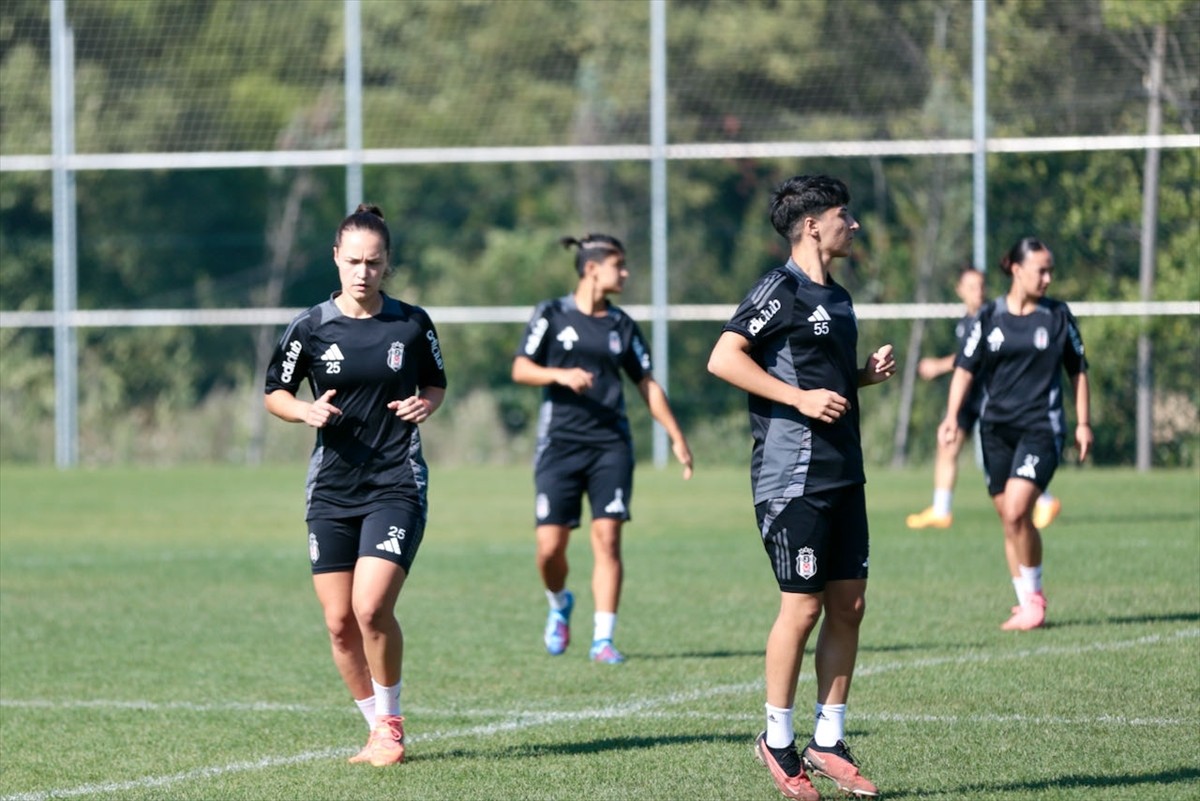 Sezon hazırlıkları kapsamında Abant Gölü Milli Parkı yolu üzerindeki bir otelde kamp yapan...