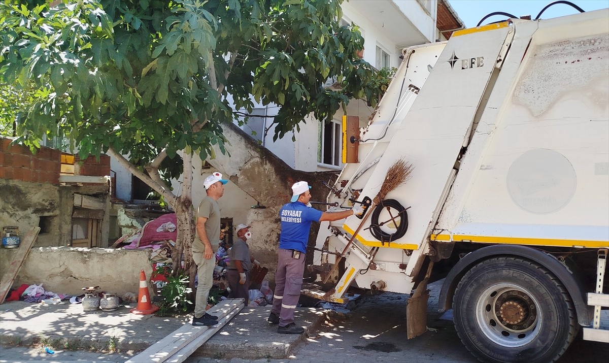 Sinop'un Boyabat ilçesinde bir evden 7 kamyon çöp çıkarıldı. 