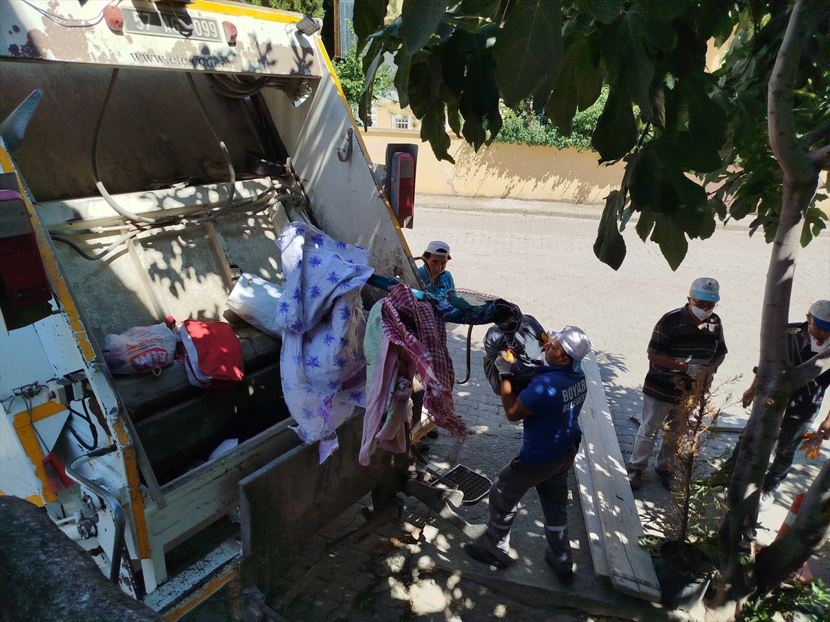 Sinop'un Boyabat ilçesinde bir evden 7 kamyon çöp çıkarıldı. 