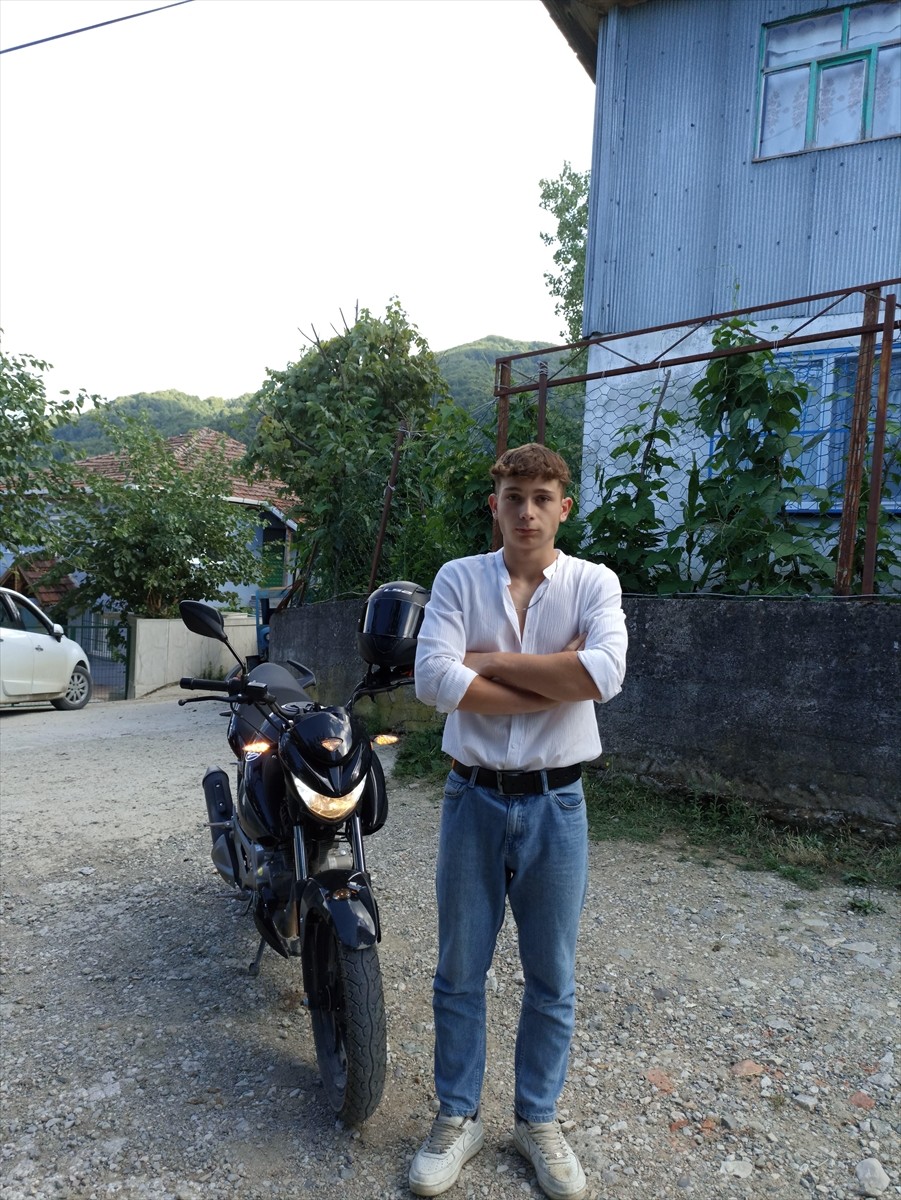 Sinop'un Türkeli ilçesinde motosikletiyle seyir halindeyken sahipsiz köpeğin saldırısına uğrayan...