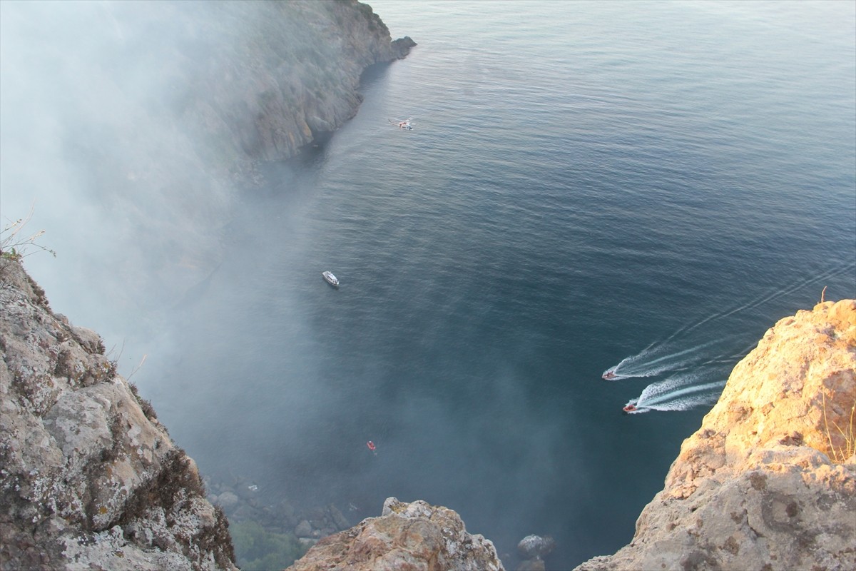 Sinop’ta ormanlık alanda çıkan yangına müdahale ederken uçuruma düşen itfaiye erinin kurtarılması...