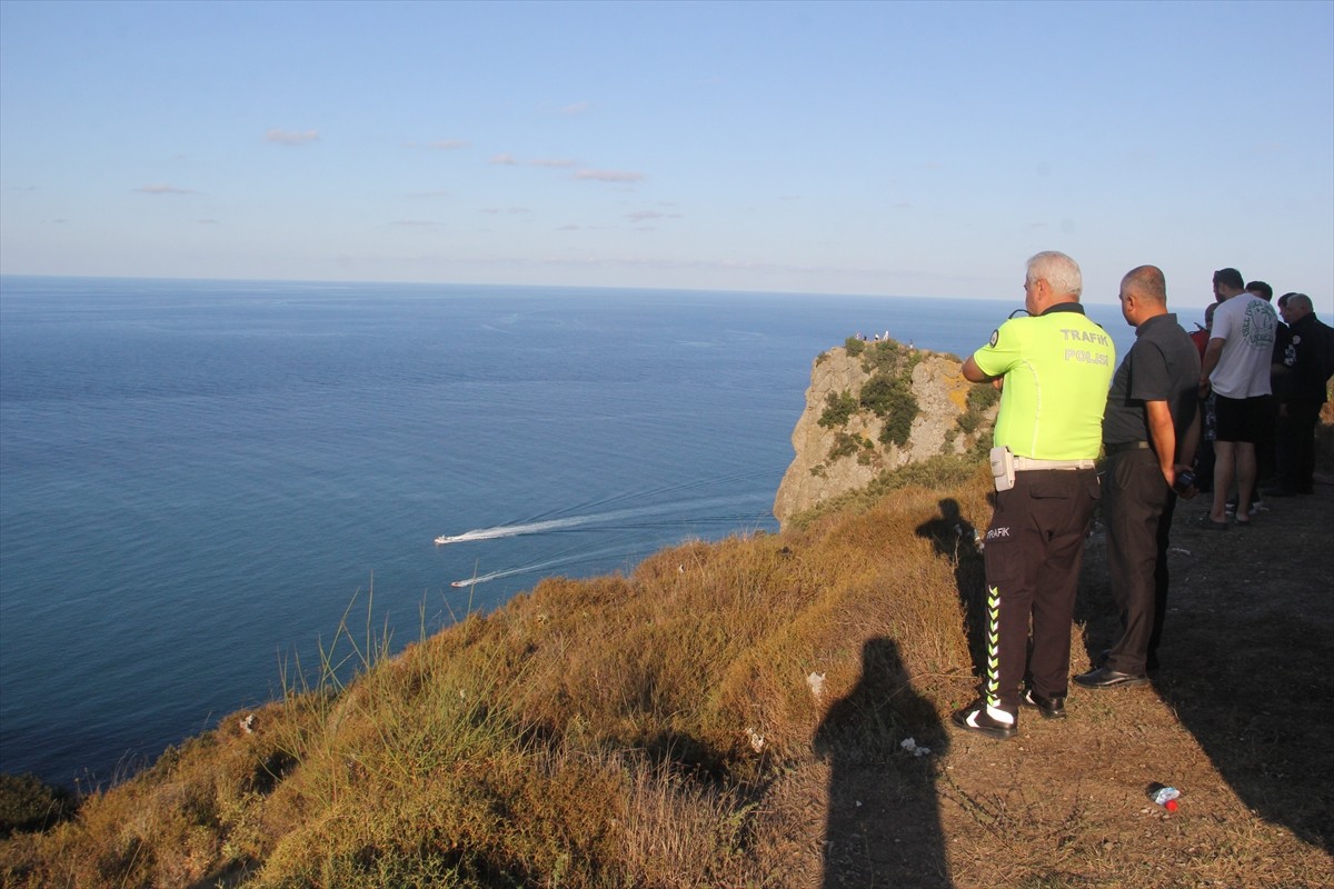 Sinop’ta ormanlık alanda çıkan yangına müdahale ederken uçuruma düşen itfaiye erinin kurtarılması...