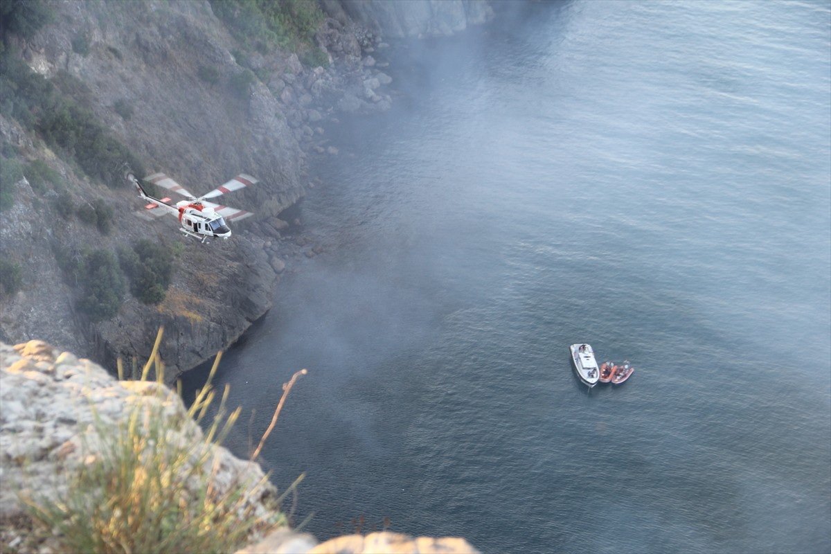 Sinop’ta ormanlık alanda çıkan yangına müdahale ederken uçuruma düşen itfaiye erinin kurtarılması...