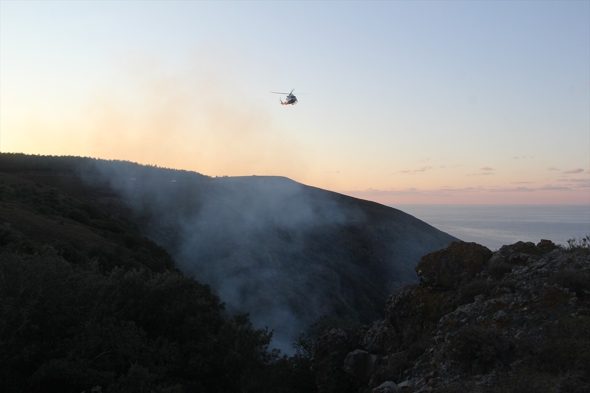Sinop’ta ormanlık alanda çıkan yangına müdahale ederken uçuruma düşen itfaiye erinin kurtarılması...