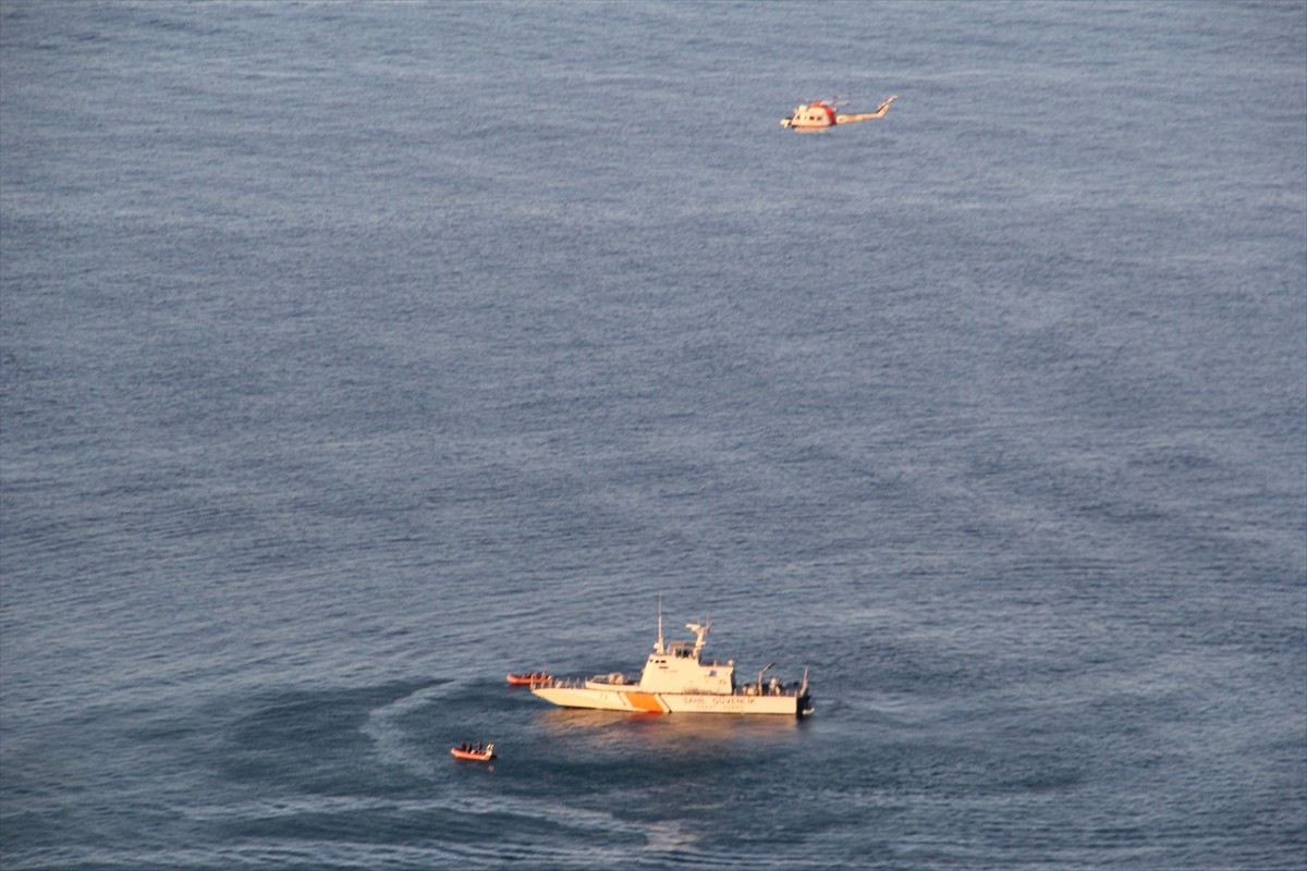 Sinop’ta ormanlık alanda çıkan yangına müdahale ederken uçuruma düşen itfaiye erinin kurtarılması...