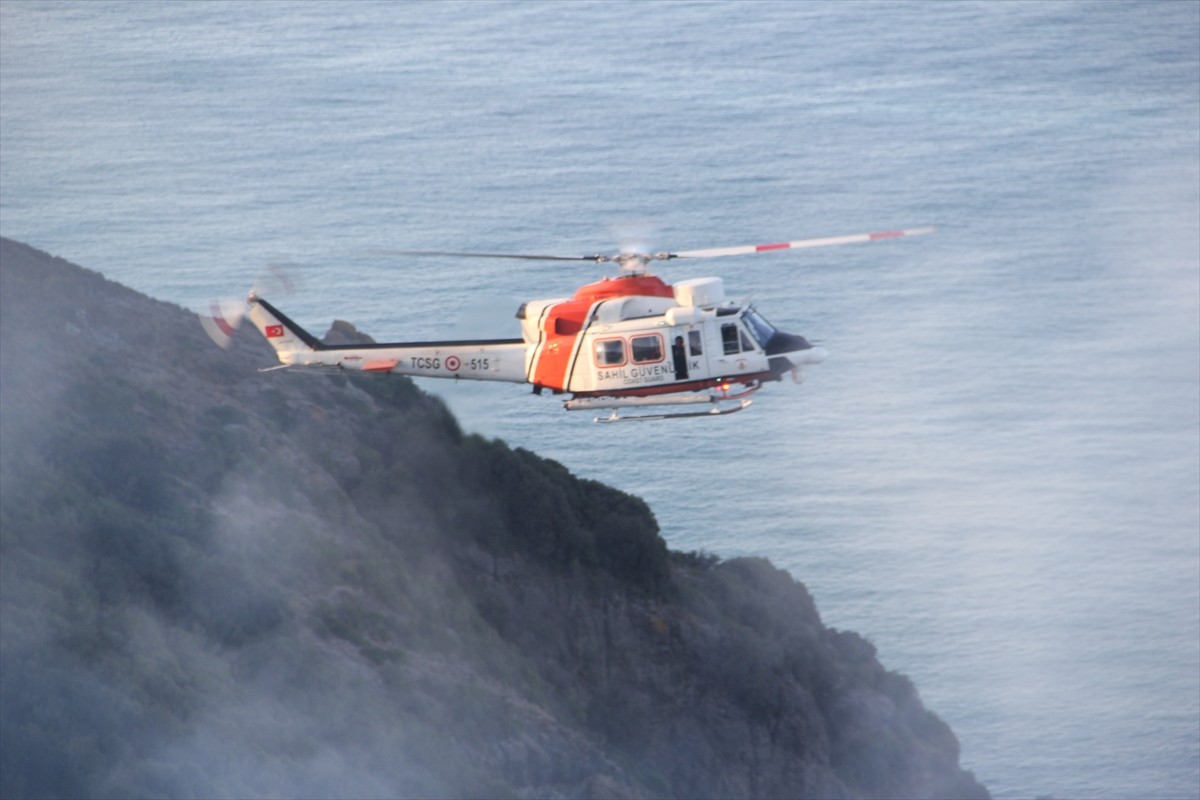 Sinop’ta ormanlık alanda çıkan yangına müdahale ederken uçuruma düşen itfaiye erinin kurtarılması...