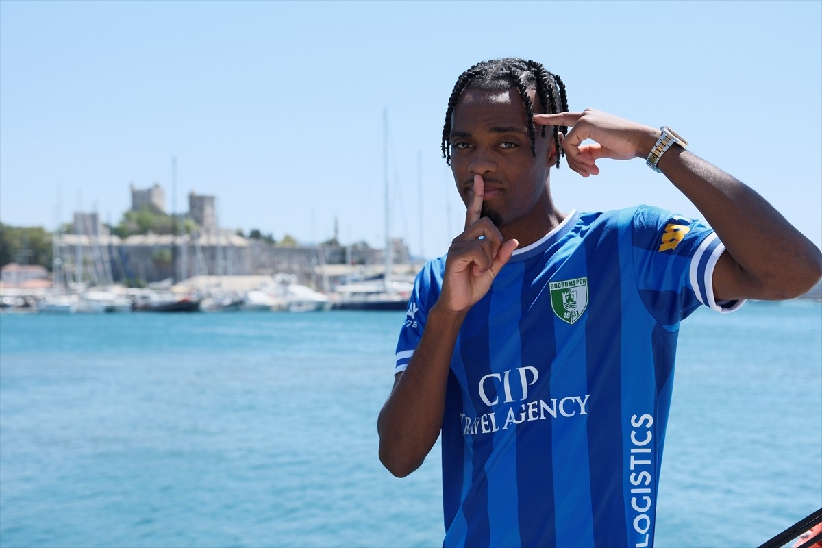 Sipay Bodrum Futbol Kulübü, yeni sezon formalarını tanıttı. "Cumhuriyet, Deniz, Doğa ve Sur"...