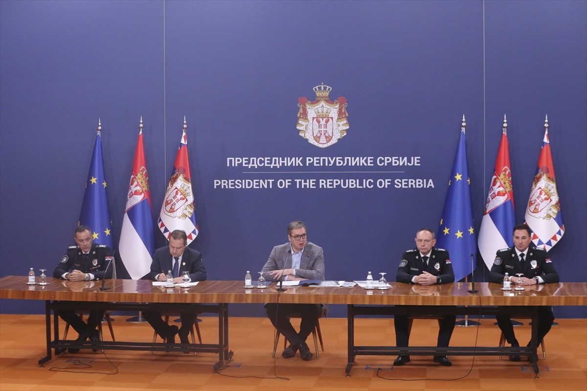 Sırbistan Cumhurbaşkanı Aleksandar Vucic (ortada) ve İçişleri Bakanı Ivica Dacic (sol 2)...