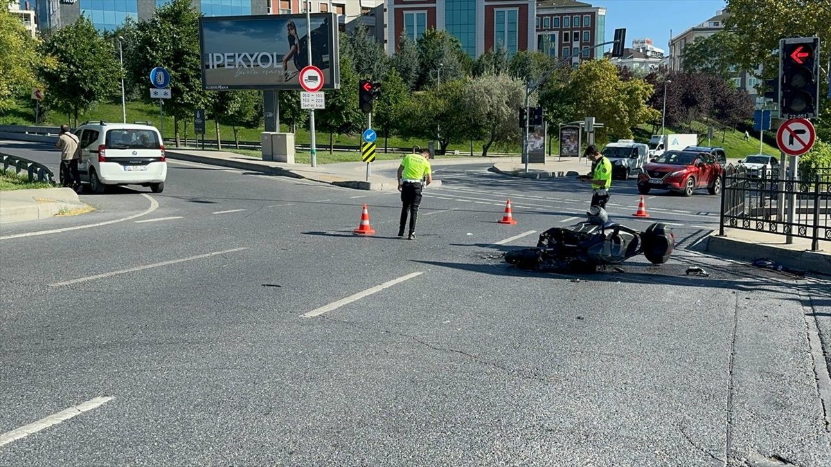Şişli'de hafif ticari araç ile motosikletin çarpışması sonucu bir kişi yaralandı.