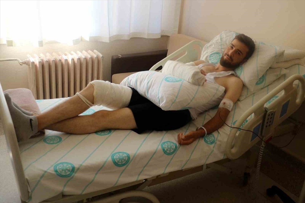 Sivas'ın Divriği ilçesinde yılan sokması sonucu yaralanan çoban Kamil Gündoğdu, Sivas Cumhuriyet...