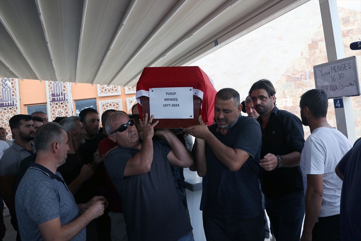 Sivas'ın Hafik ilçesinde orman yangınına müdahale sırasında dereye yuvarlanan dozerin operatörü...