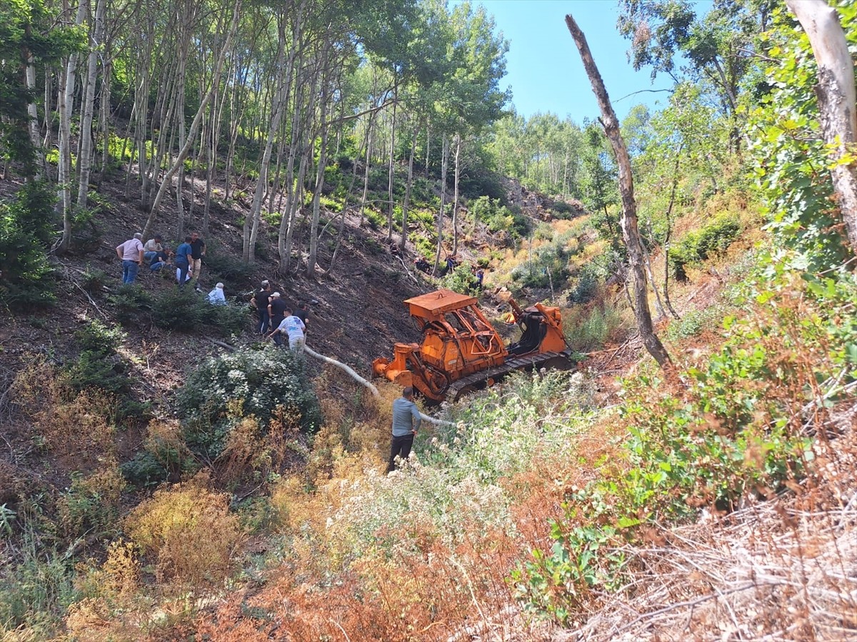 Sivas'ın Hafik ilçesinde orman yangınına müdahale sırasında dereye yuvarlanan dozerin operatörü...