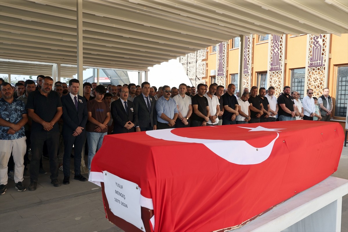 Sivas'ın Hafik ilçesinde orman yangınına müdahale sırasında dereye yuvarlanan dozerin operatörü...