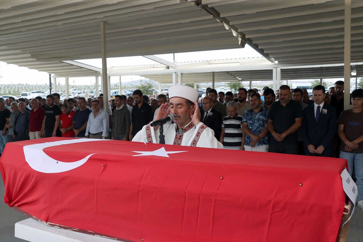 Sivas'ın Hafik ilçesinde orman yangınına müdahale sırasında dereye yuvarlanan dozerin operatörü...