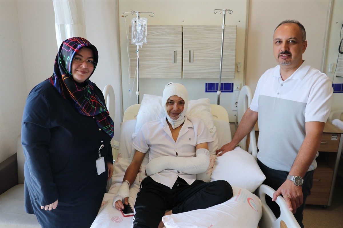 Sivas'ta otobüs durağında beklerken içmek istediği elektronik sigaranın patlaması sonucu yüzünde...