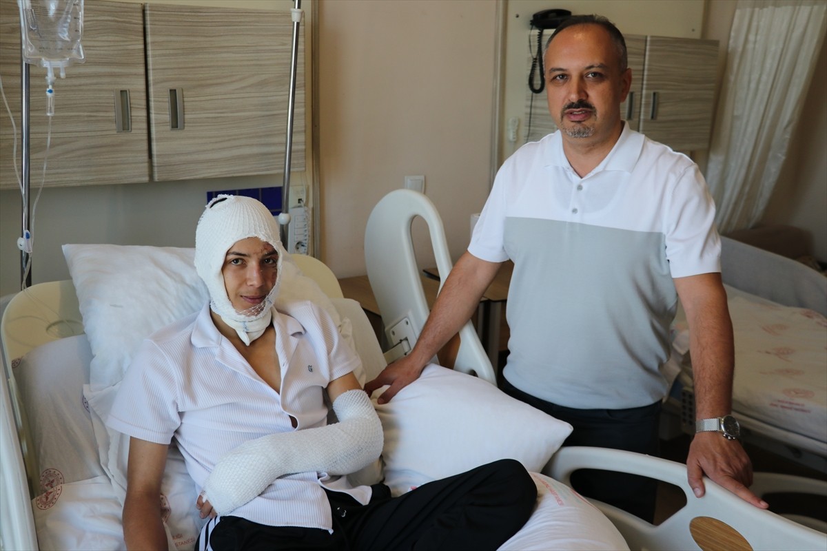 Sivas'ta otobüs durağında beklerken içmek istediği elektronik sigaranın patlaması sonucu yüzünde...