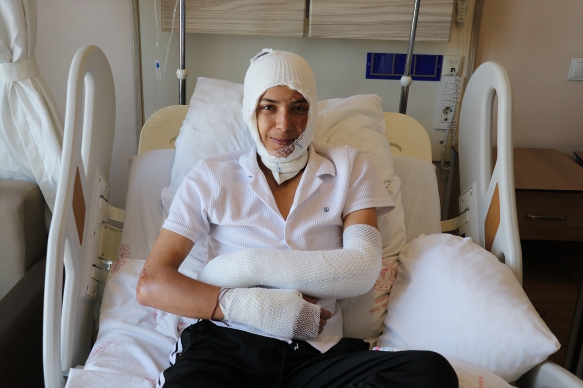 Sivas'ta otobüs durağında beklerken içmek istediği elektronik sigaranın patlaması sonucu yüzünde...