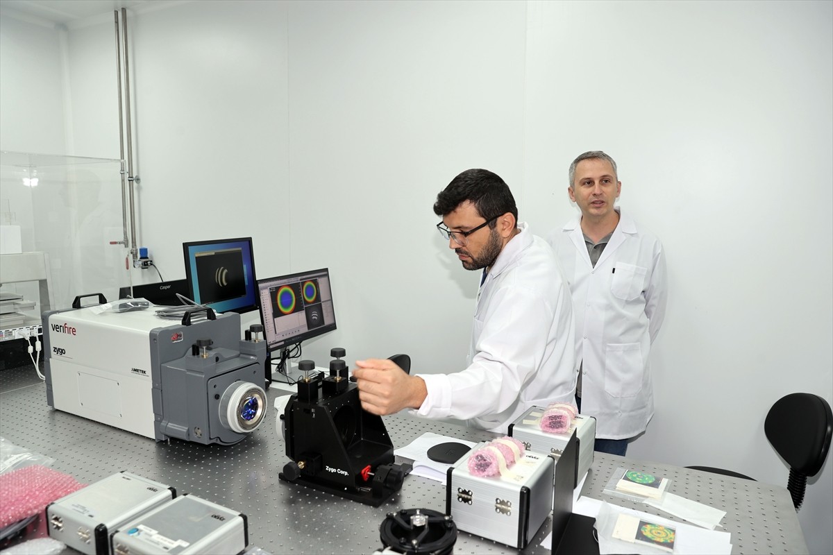 Sivas Bilim ve Teknoloji Üniversitesi bünyesinde kurulan optik ince film tasarım ve kaplama...