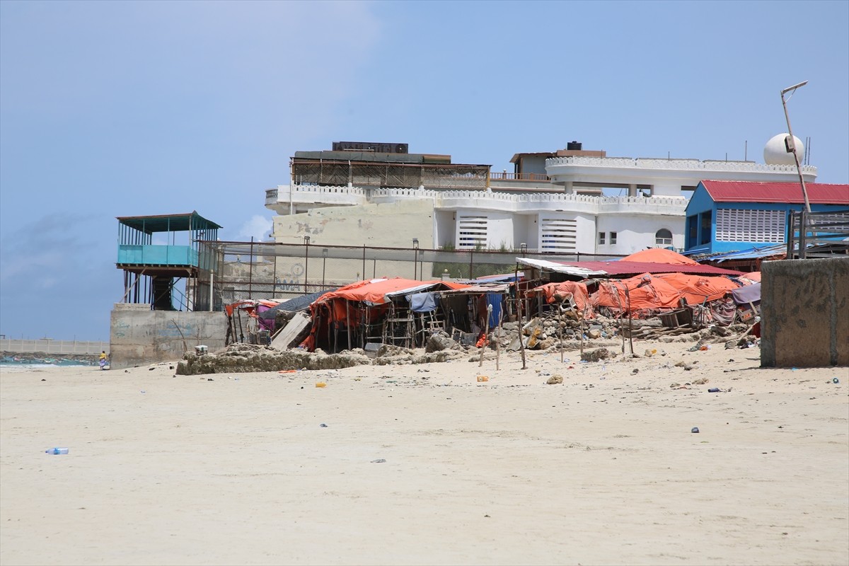 Somali'nin başkenti Mogadişu'da terör örgütü Eş-Şebab'ın bir plaj ve otele düzenlediği bombalı ve...