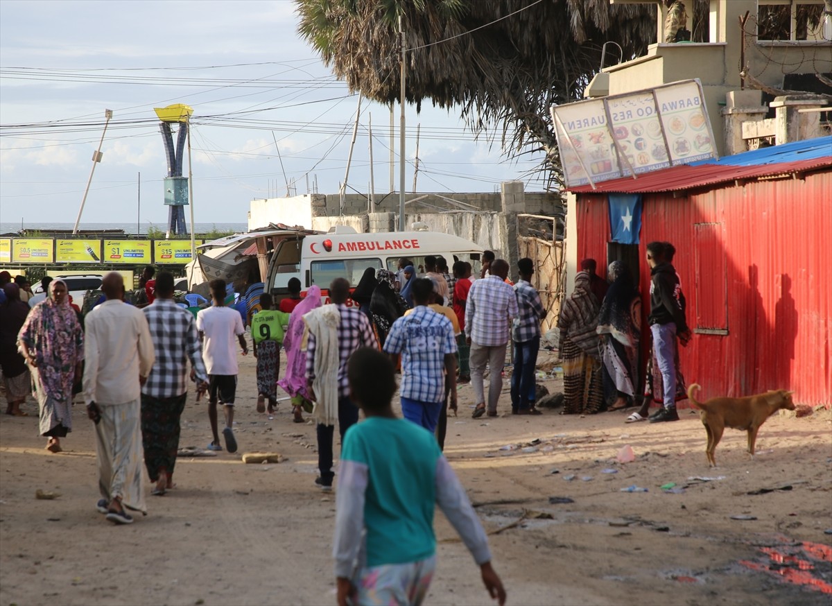 Somali'nin başkenti Mogadişu'da terör örgütü Eş-Şebab'ın bir plaj ve otele düzenlediği bombalı ve...