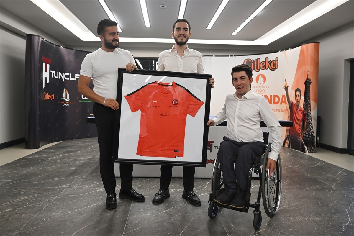 Son iki paralimpik oyunlar şampiyonu milli masa tenisçi Abdullah Öztürk, kuruyemiş firması...