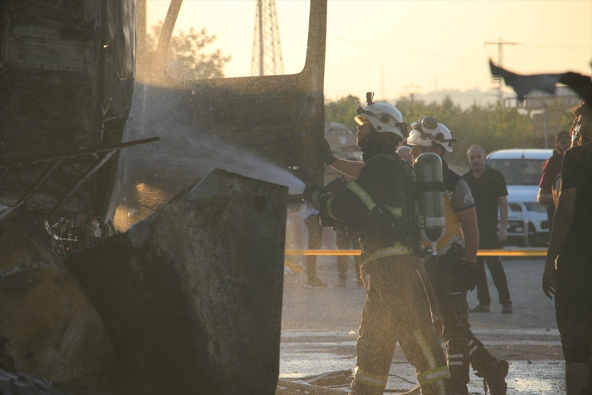 Suriye'nin kuzeyindeki Azez ilçesinde araca yerleştirilen bomba düzeneğinin patlaması sonucu 9...