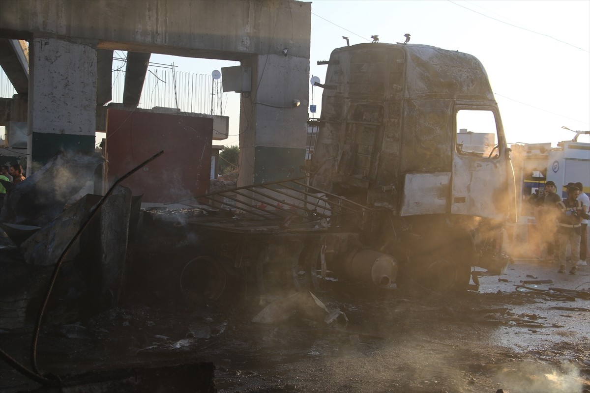 Suriye'nin kuzeyindeki Azez ilçesinde araca yerleştirilen bomba düzeneğinin patlaması sonucu 9...