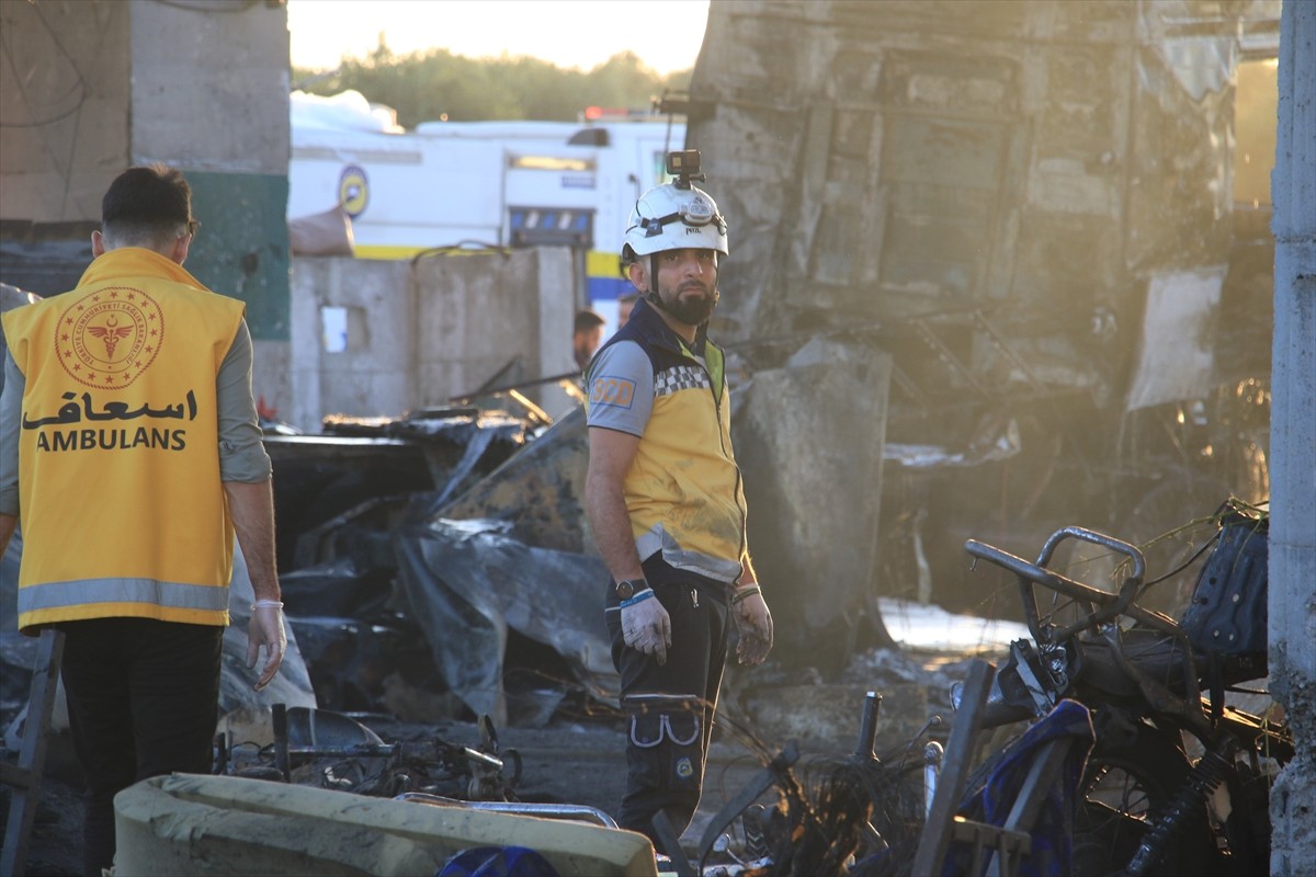Suriye'nin kuzeyindeki Azez ilçesinde araca yerleştirilen bomba düzeneğinin patlaması sonucu 9...