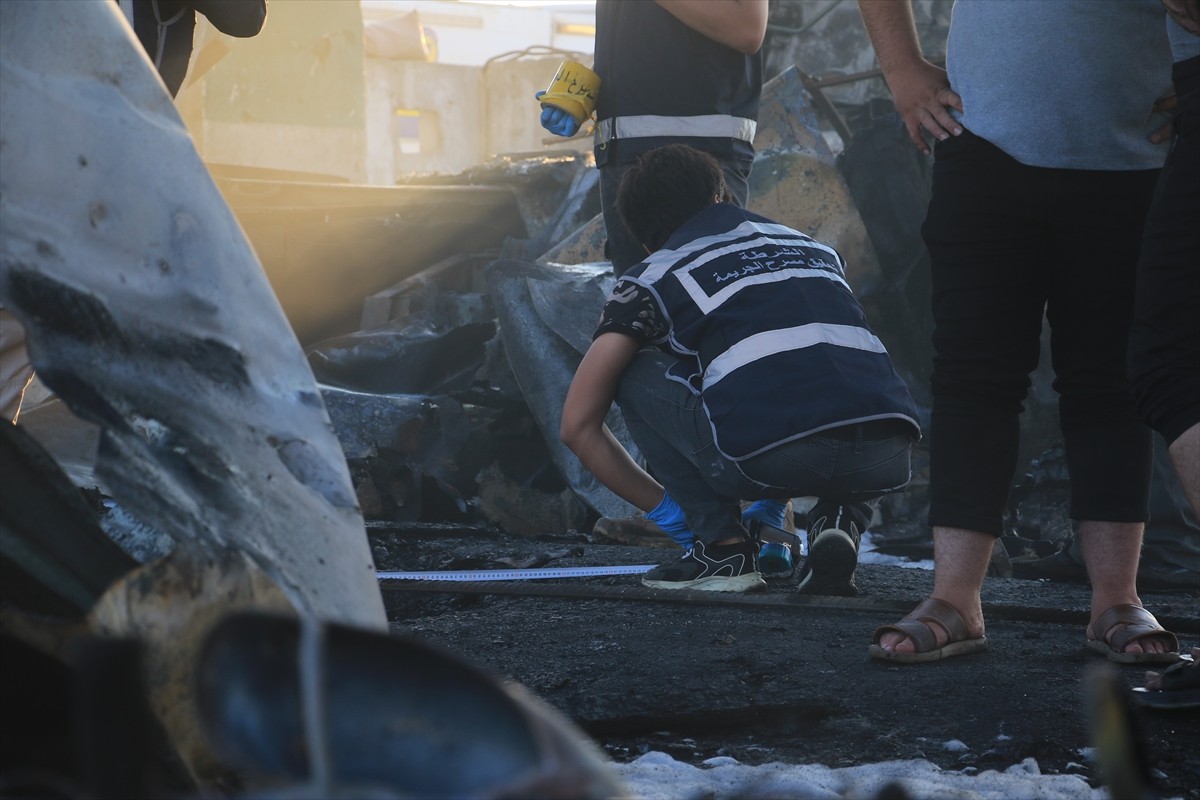 Suriye'nin kuzeyindeki Azez ilçesinde araca yerleştirilen bomba düzeneğinin patlaması sonucu 9...