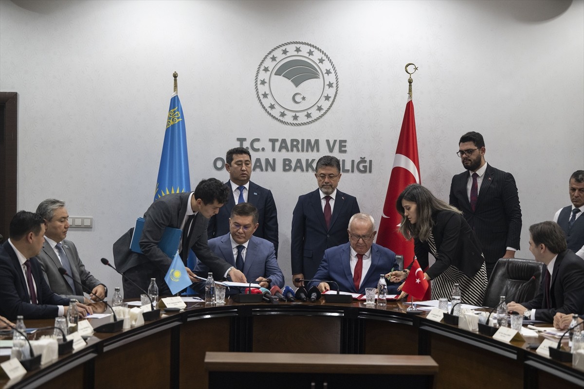 Tarım ve Orman Bakanı İbrahim Yumaklı, Kazakistan Tarım Bakanı Aidarbek Saparov ve beraberindeki...