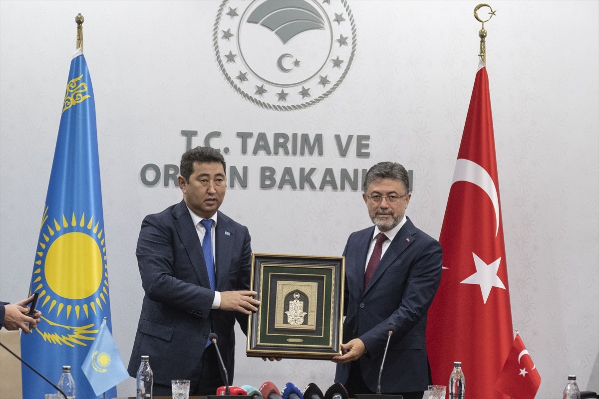 Tarım ve Orman Bakanı İbrahim Yumaklı, Kazakistan Tarım Bakanı Aidarbek Saparov ve beraberindeki...