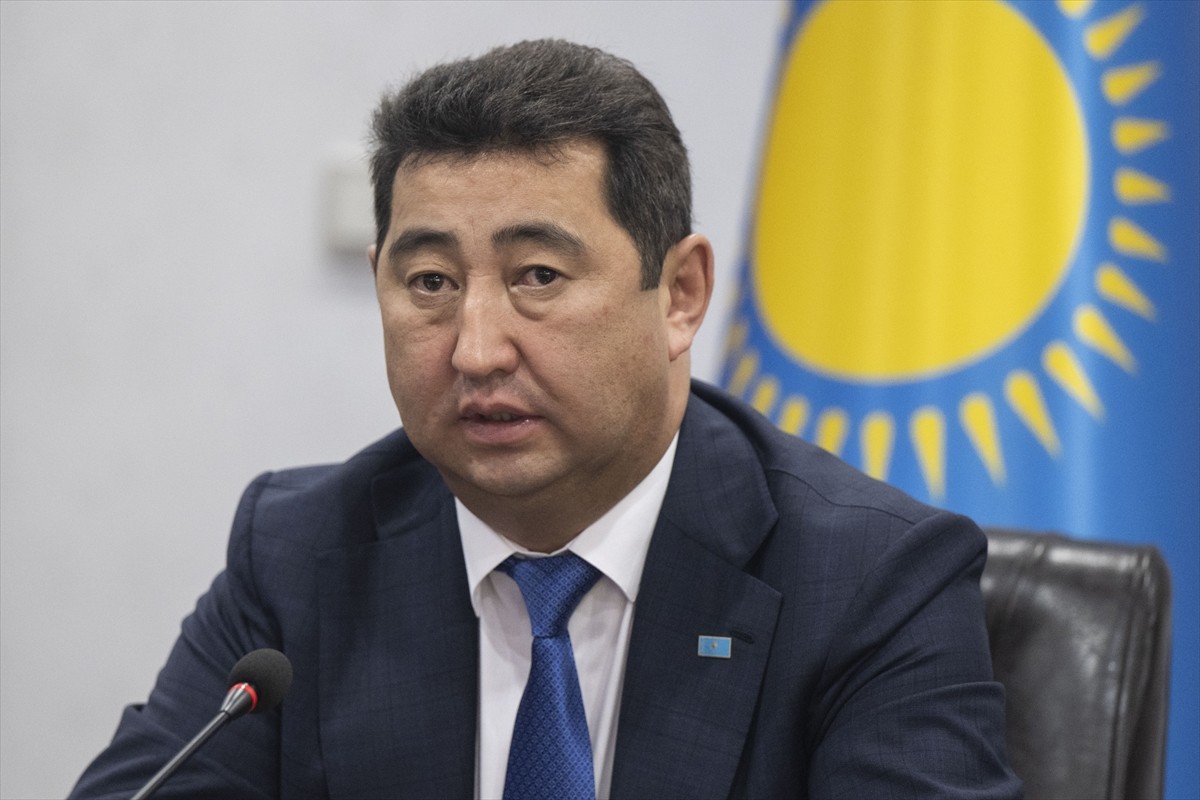 Tarım ve Orman Bakanı İbrahim Yumaklı, Kazakistan Tarım Bakanı Aidarbek Saparov ve beraberindeki...