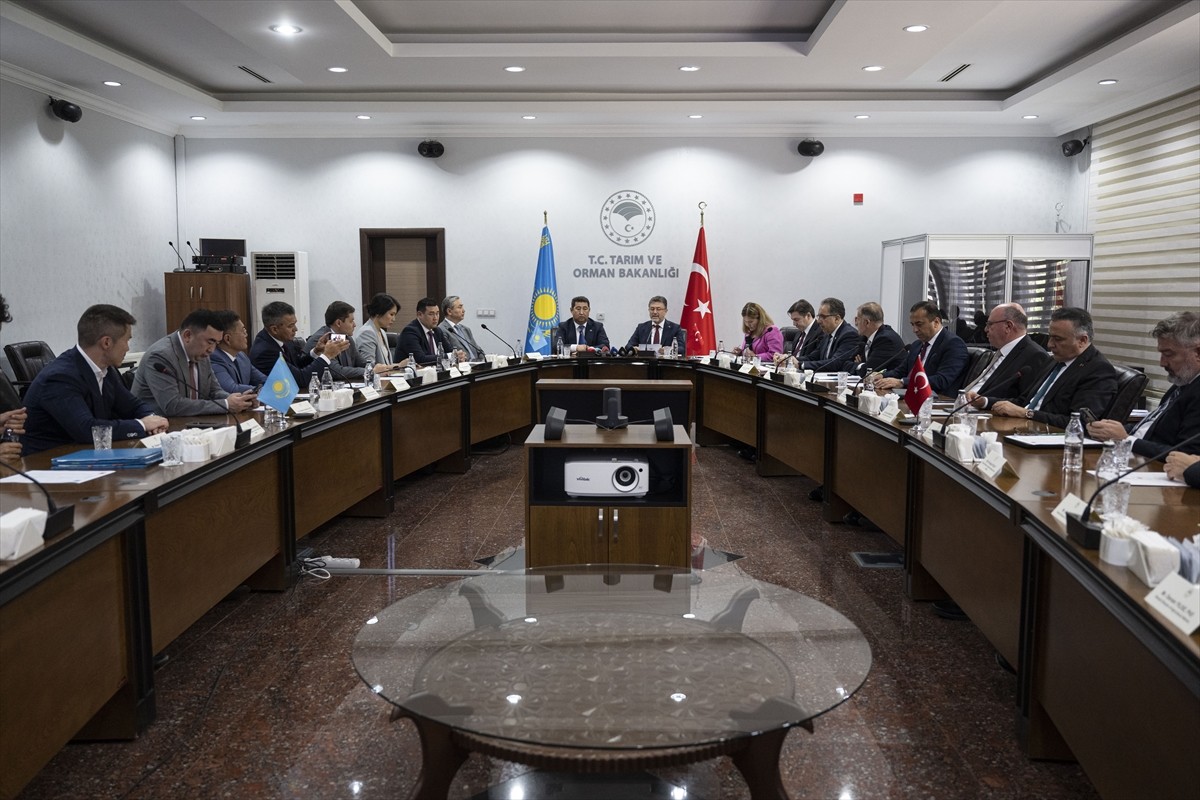 Tarım ve Orman Bakanı İbrahim Yumaklı, Kazakistan Tarım Bakanı Aidarbek Saparov ve beraberindeki...