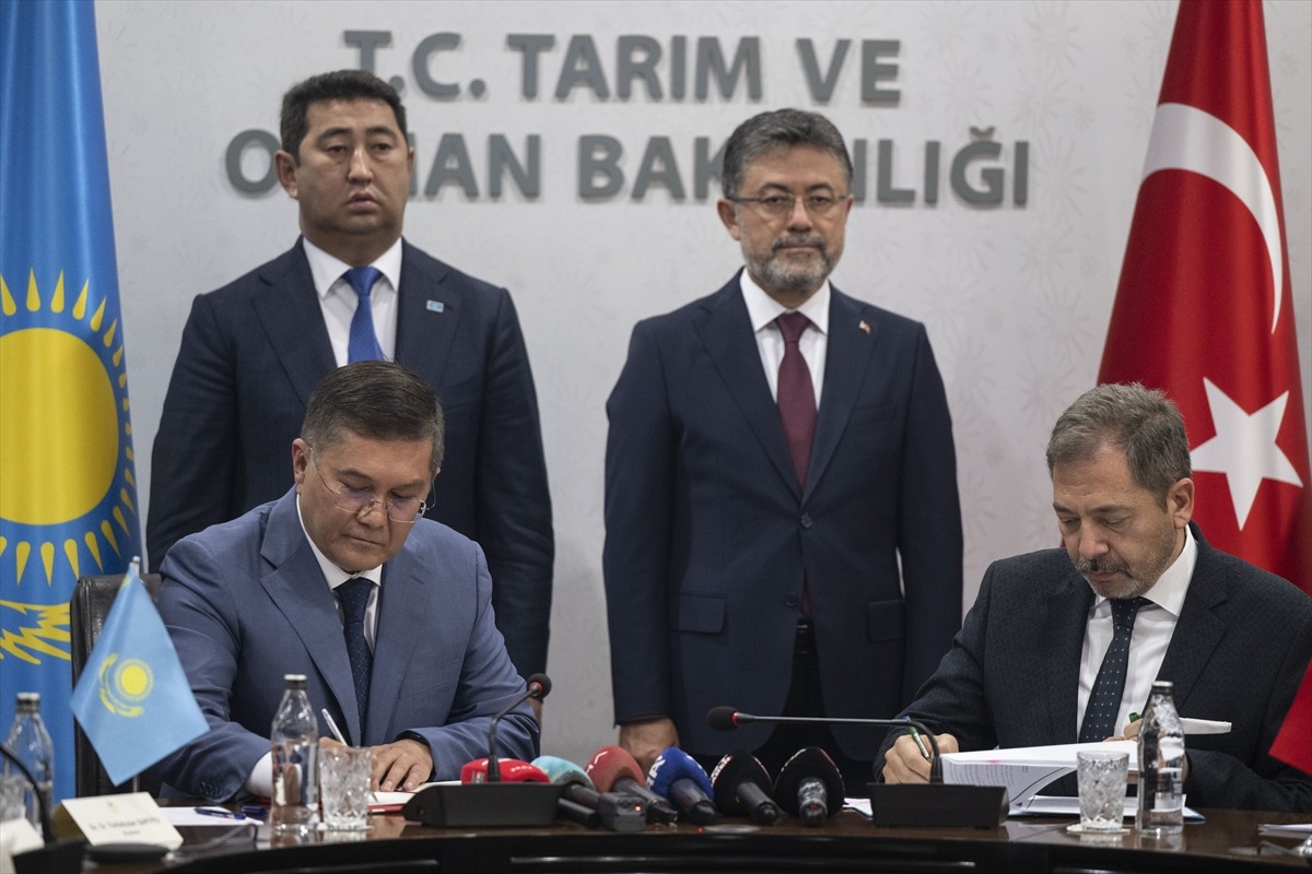 Tarım ve Orman Bakanı İbrahim Yumaklı, Kazakistan Tarım Bakanı Aidarbek Saparov ve beraberindeki...