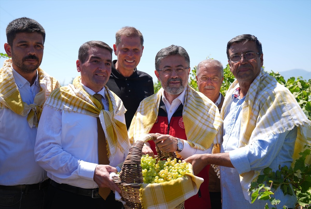 Tarım ve Orman Bakanı İbrahim Yumaklı, Manisa'nın Saruhanlı ilçesine bağlı Hacırahmanlı...