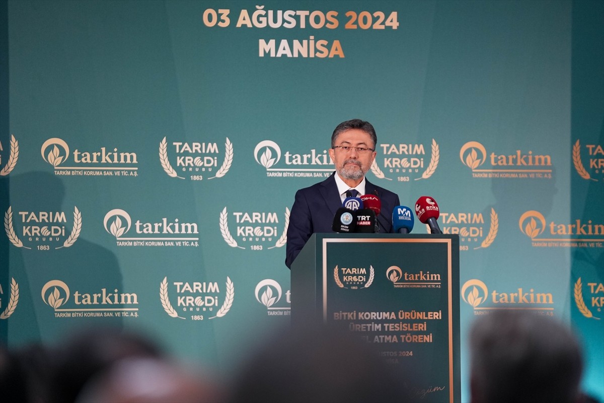 Tarım ve Orman Bakanı İbrahim Yumaklı (solda), Turgutlu Organize Sanayi Bölgesi'ndeki Tarkim Bitki...