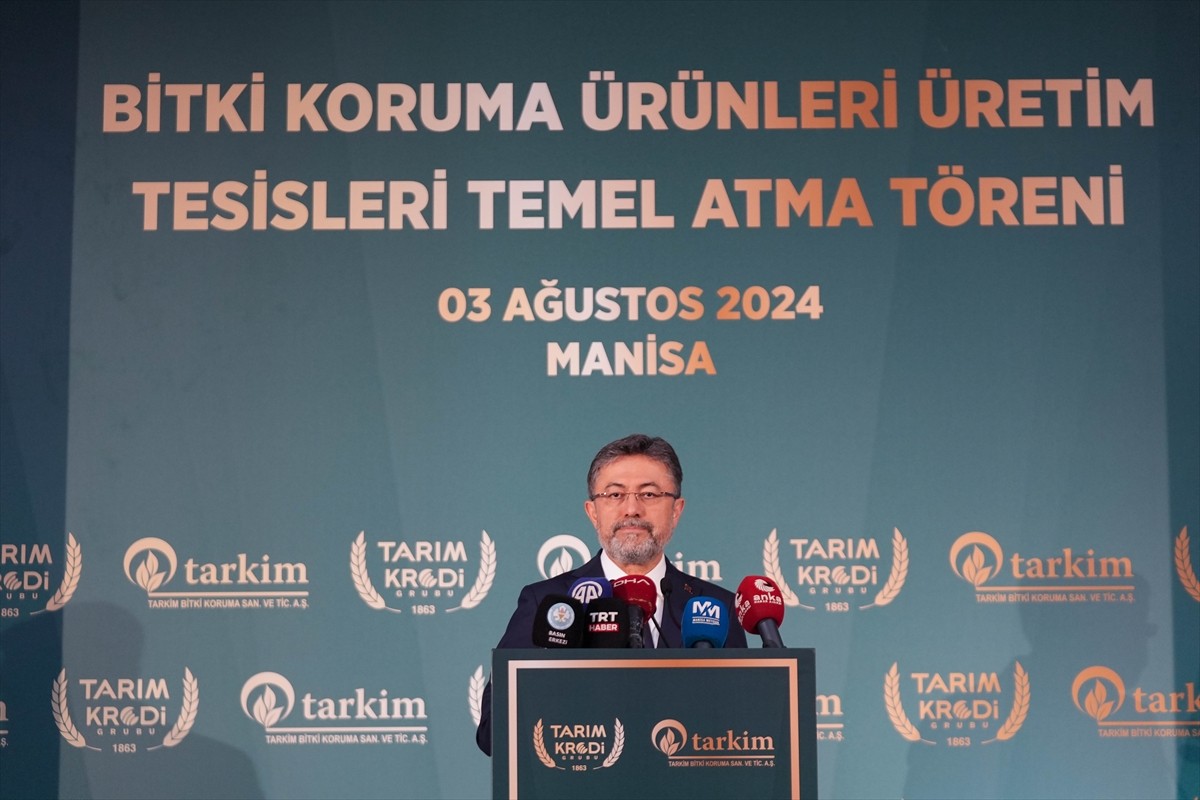 Tarım ve Orman Bakanı İbrahim Yumaklı (solda), Turgutlu Organize Sanayi Bölgesi'ndeki Tarkim Bitki...