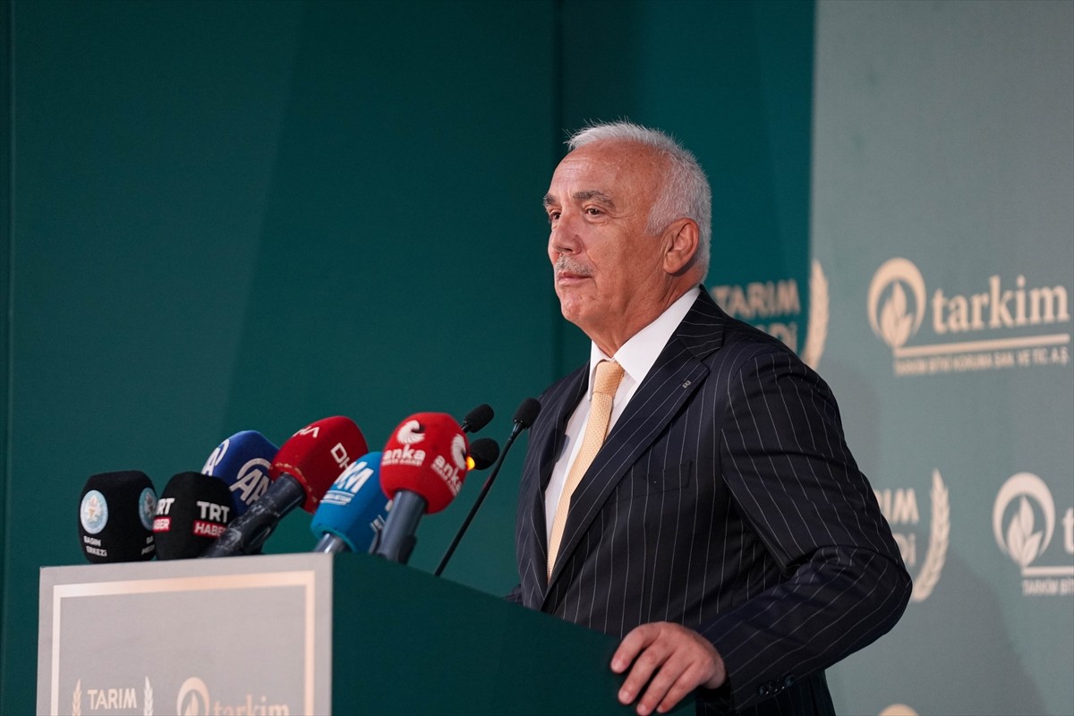 Tarım ve Orman Bakanı İbrahim Yumaklı (solda), Turgutlu Organize Sanayi Bölgesi'ndeki Tarkim Bitki...