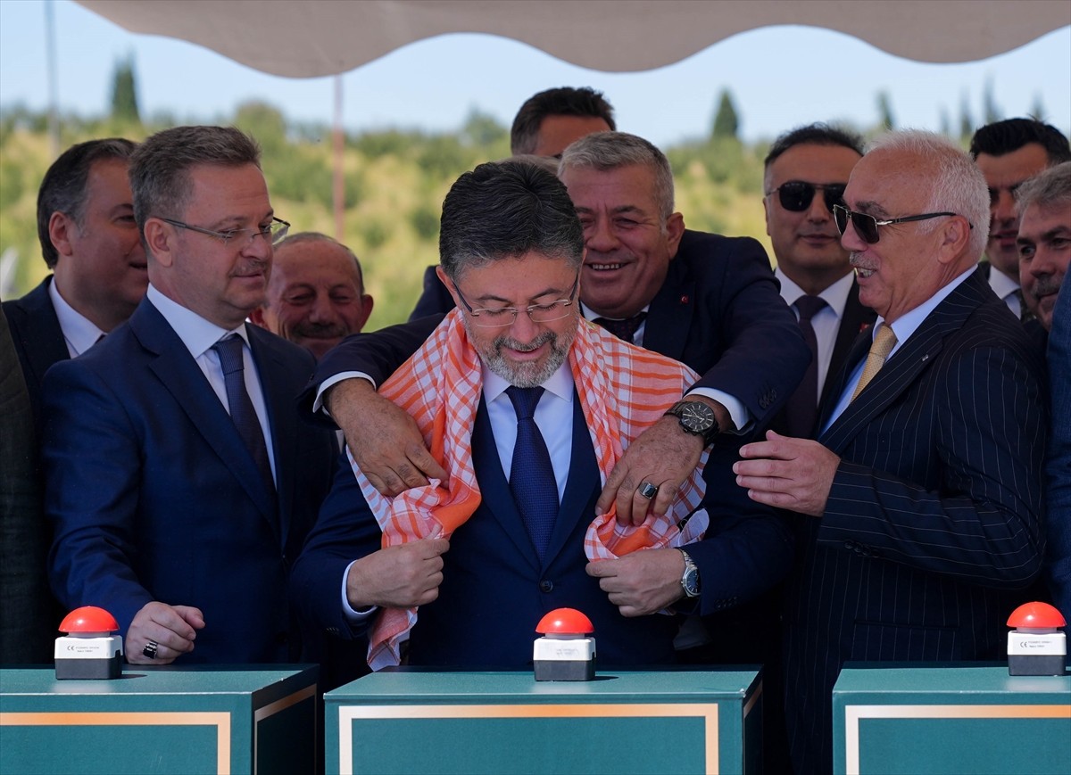 Tarım ve Orman Bakanı İbrahim Yumaklı (solda), Turgutlu Organize Sanayi Bölgesi'ndeki Tarkim Bitki...