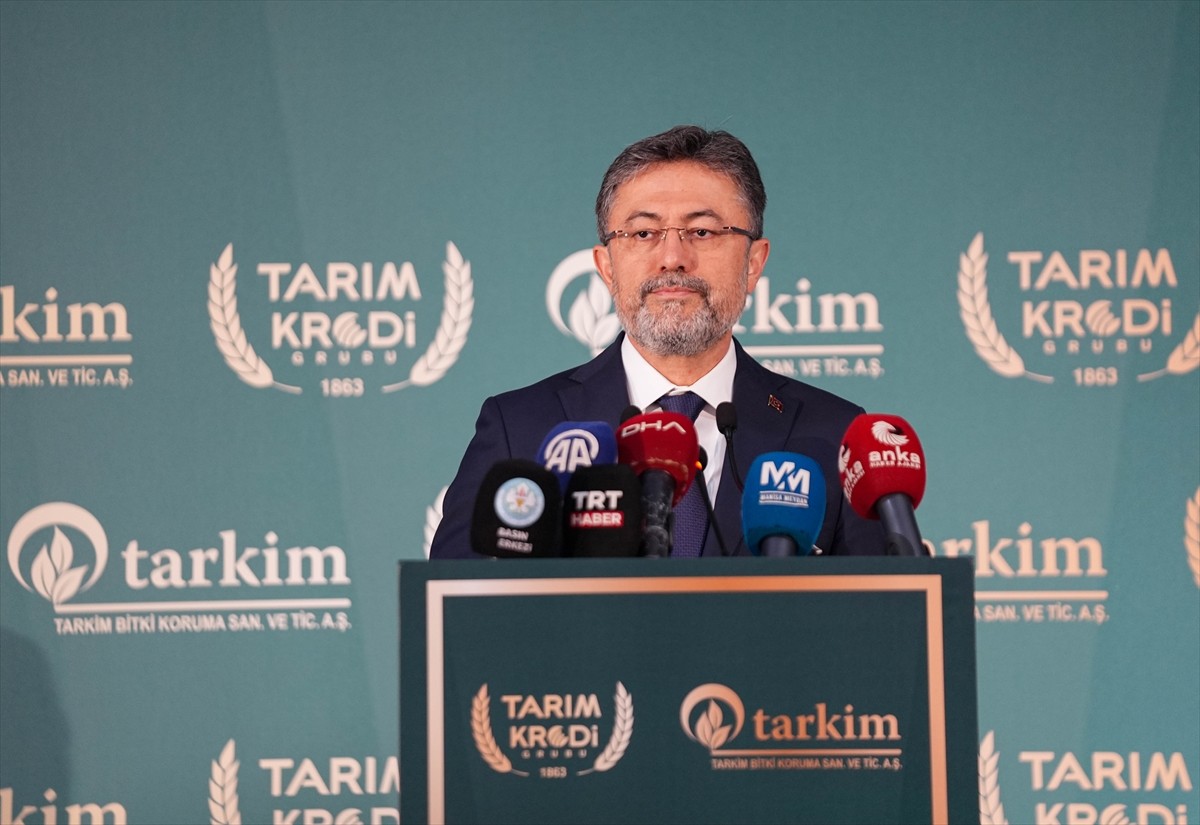 Tarım ve Orman Bakanı İbrahim Yumaklı (solda), Turgutlu Organize Sanayi Bölgesi'ndeki Tarkim Bitki...