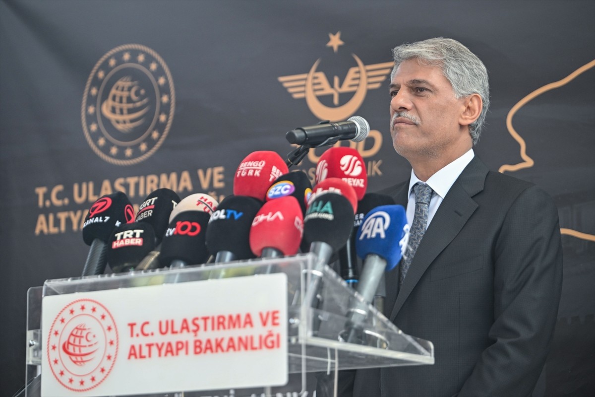 TCDD Taşımacılık AŞ Genel Müdürü Ufuk Yalçın, Ankara Garı'nda düzenlenen "Turistik Tatvan Treni...