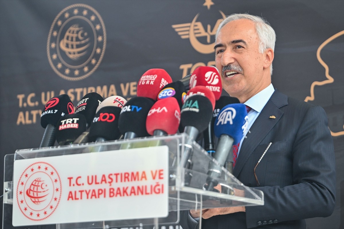 TCDD Taşımacılık AŞ Genel Müdürü Ufuk Yalçın, Ankara Garı'nda düzenlenen "Turistik Tatvan Treni...