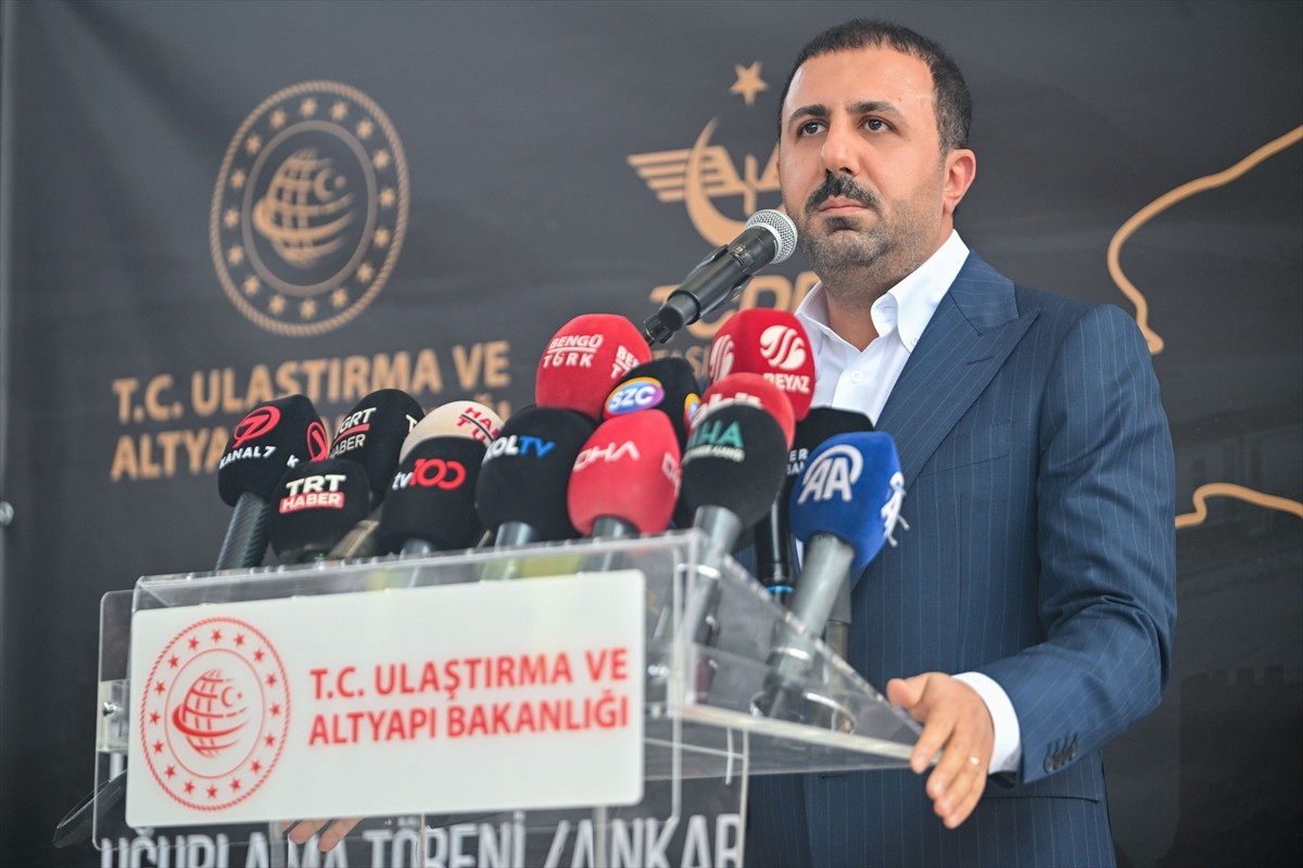 TCDD Taşımacılık AŞ Genel Müdürü Ufuk Yalçın, Ankara Garı'nda düzenlenen "Turistik Tatvan Treni...
