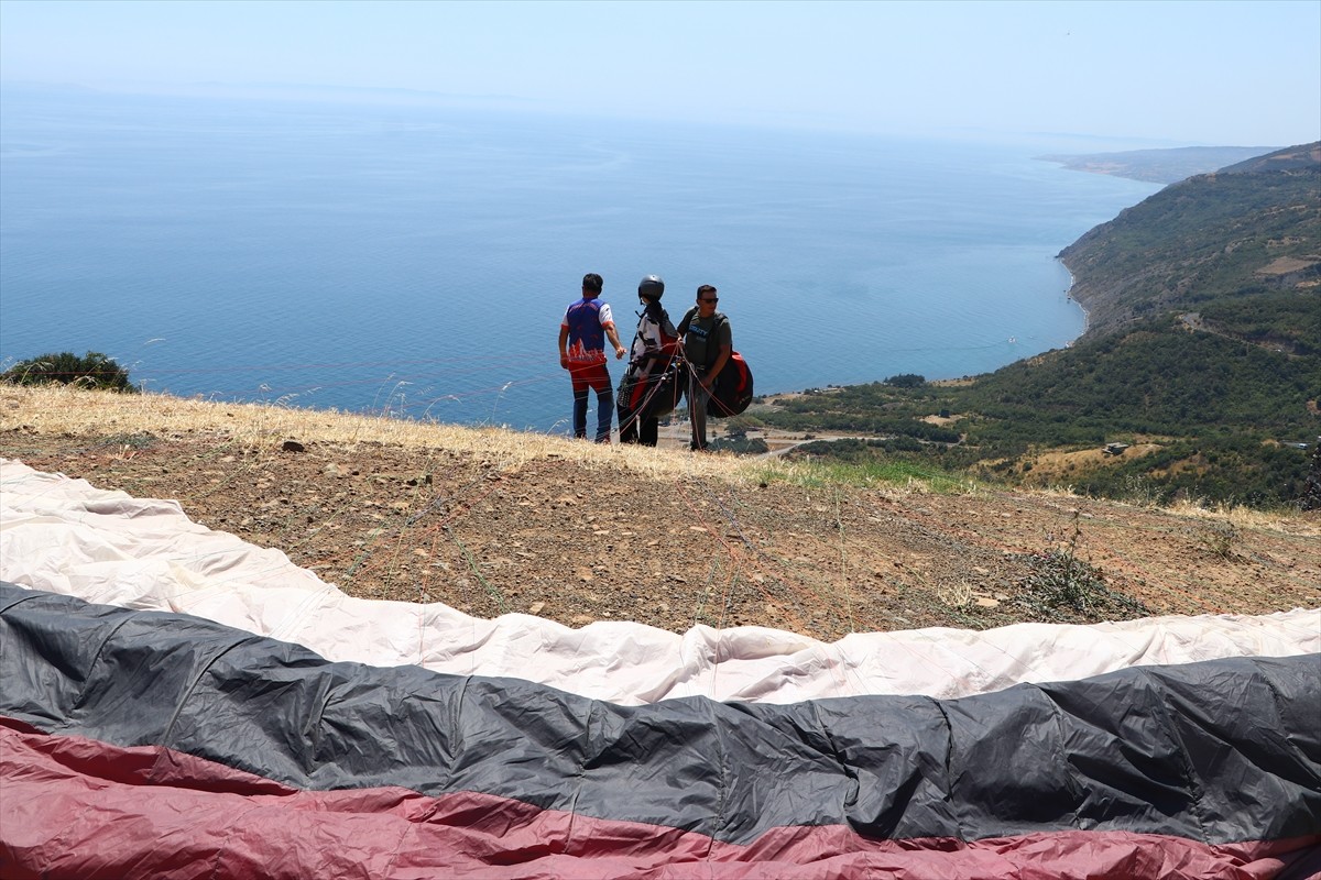 Tekirdağ'da adrenalin tutkunlarının gözde adresi Uçmakdere, hafta sonu gökyüzüyle buluşmak isteyen...