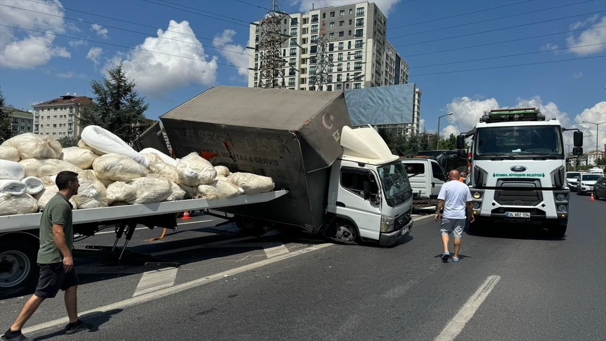 TEM Otoyolu'nda tekstil malzemesi yüklü kamyonetin devrilmesi sonucu trafik yoğunluğu...