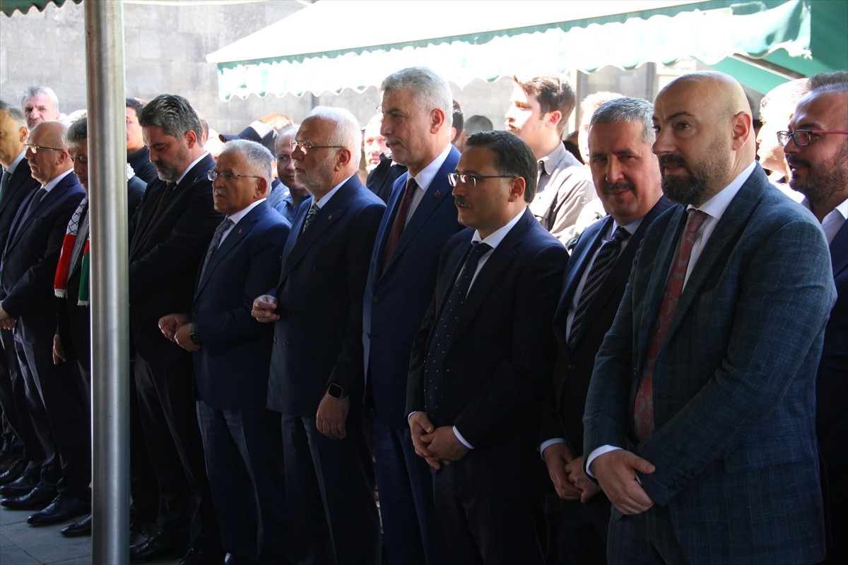 Ticaret Bakanı Ömer Bolat (sağ 4), suikasta uğrayan Hamas Siyasi Büro Başkanı İsmail Heniyye için...